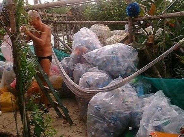искуственный плавучий остров из пластиковых бутылок