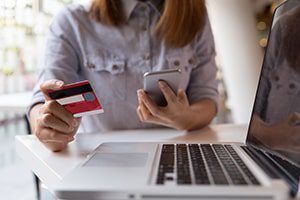 Почему безналичный расчёт может быть опасным для общества