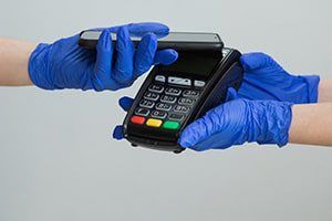 Почему безналичный расчёт может быть опасным для общества