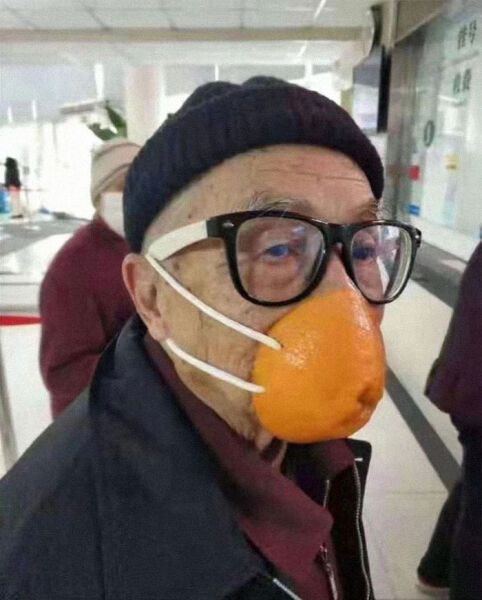 Самодельная защита от коронавируса. Фотоматериал о том, как люди пытаются защитить себя от пандемии